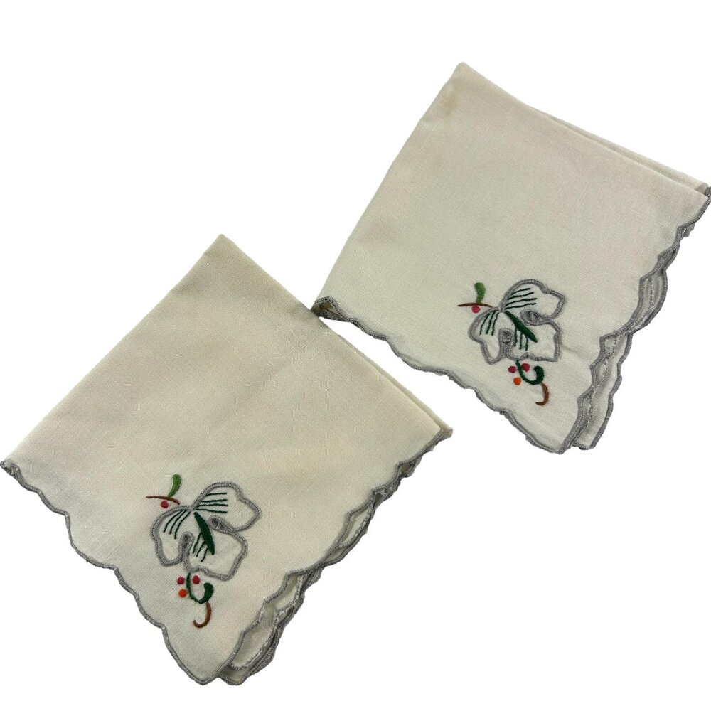 Vintage Napkins Set of 2 Leaf Christmas Pattern Embroidered Scalloped Edge